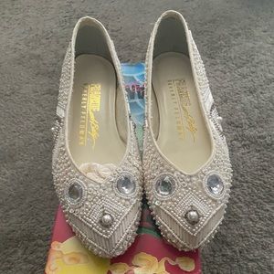 Vintage white/silver/Pearl flats